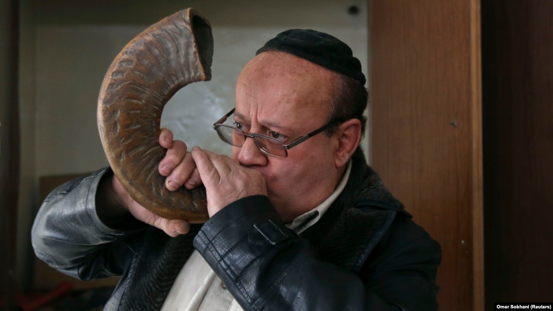 Zablon Simintov, an Afghan Jew, blows the traditional shofar, or ram's horn, at a synagogue in Kabul. (file photo)