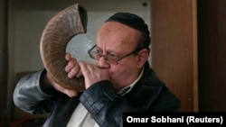Zablon Simintov, an Afghan Jew, blows the traditional shofar, or ram's horn, at a synagogue in Kabul. (file photo)