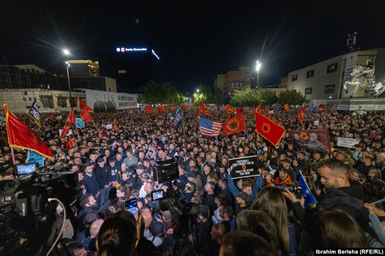 Në protestat e mbrëmjes marrin pjesë edhe familjarë të katërshes së UÇK-së.