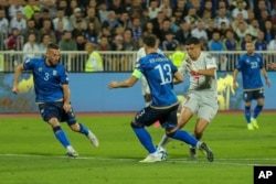 Kapiteni i Kosovës, Amir Rrahmani, duke luftuar për një top me Zeki Amdounin e Zvicrës, gjatë ndeshjes kualifikuese për Euro 2024 mes Kosovës dhe Zvicrës në Prishtinë, 9 shtator 2023.