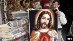 Продавец ковров у своей багдадской лавочки. При Саддаме изображение религиозных персонажей было запрещено