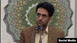 محمدعلی کامفیروزی تیرماه ۹۵ در دیداری گروهی با رهبر جمهوری اسلامی به وی گفته بود با وجود اظهارات او درباره «باز بودن باب نقد رهبری»، چنین چیزی رعایت نمی‌شود. 