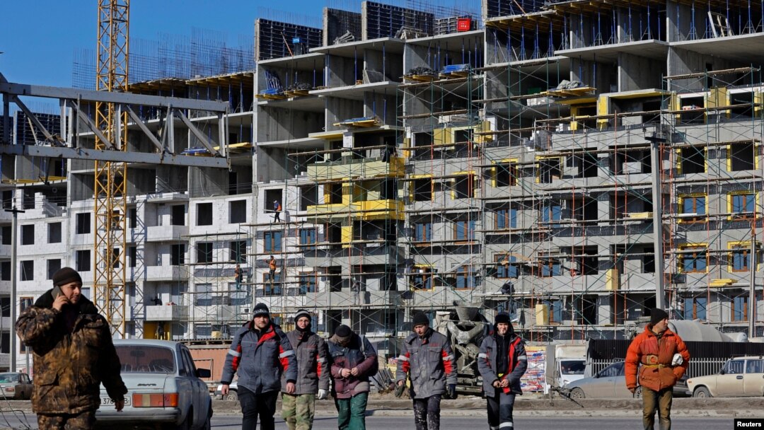La Mariupol, autoritățile au început reconstrucția orașului pe care încearcă să-l repopuleze cu ruși.