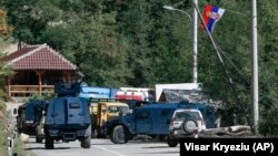Oklopna vozila kosovske policije parkirana kod barikada koje su lokalni Srbi podigli kod prelaza Brnjak, između Kosva i Srbije. Fotografija od 24. septembra 2021.