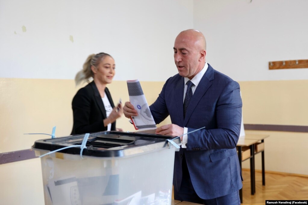  Ramush Haradinaj, kandidat për kryeministër nga koalicioni AAK-NISMA-Konservatorët, duke votuar në qendrën e votimit në Shkollën e Mesme "Ali Sokoli" në Prishtinë.