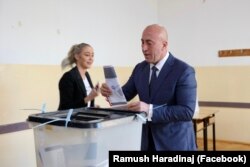 Kandidati i AAK-së për kryeministër, Ramush Haradinaj, duke votuar në Prishtinë.