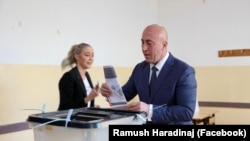 Ramush Haradinaj duke votuar.