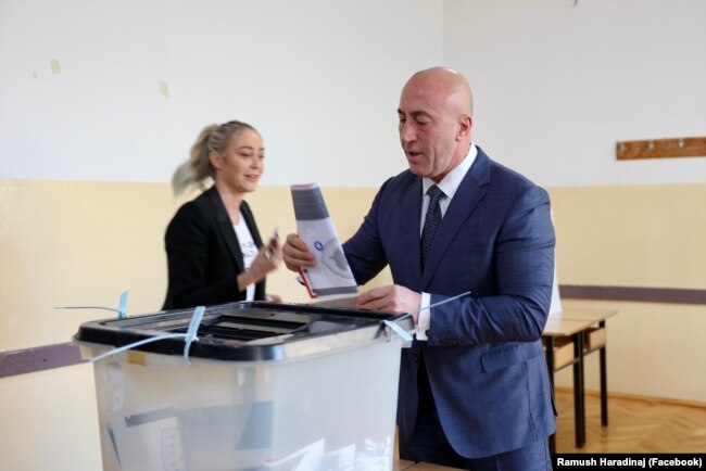 Kandidati i AAK-së për kryeministër, Ramush Haradinaj, duke votuar në Prishtinë.