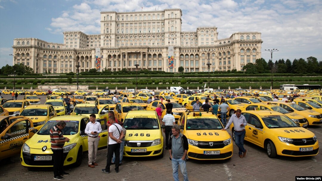Și taximetriștii din România au organizat proteste pe măsură ce autoritățile căutau moduri de a reglementa activitatea unor firme precum Uber, care invocau faptul că sunt aplicații care doar pun în legătură soferi și potențiali clienți. 18 iunie 2019, București.