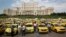 Și taximetriștii din România au organizat proteste pe măsură ce autoritățile căutau moduri de a reglementa activitatea unor firme precum Uber, care invocau faptul că sunt aplicații care doar pun în legătură soferi și potențiali clienți. 18 iunie 2019, București.