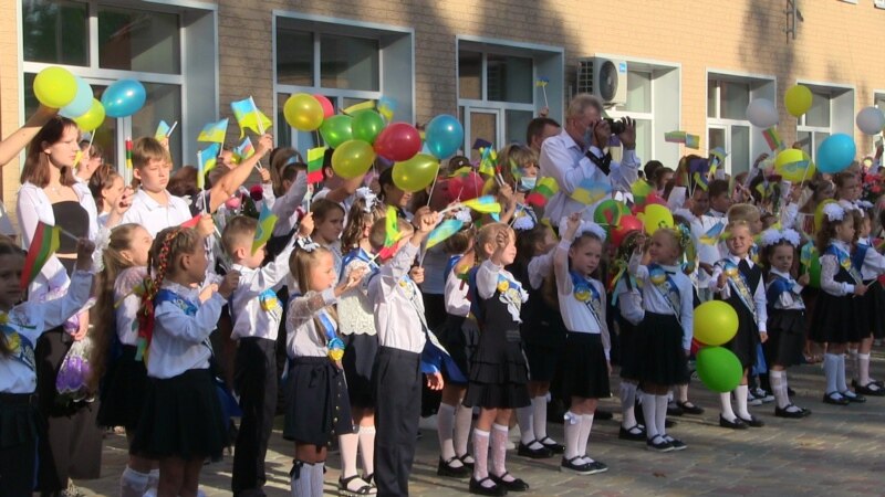 Капитальная школа в Авдеевке, гимн России в Донецке: День знаний по обе стороны линии фронта на Донбассе