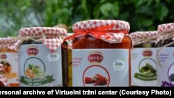 Online prodavnica “Virtuelni tržni centar” okuplja petnaestak malih biznisa sa Kosova, na čijem su čelu uglavnom žene iz srpske i albanske zajednice. (Foto: U ponudi i ajvar firme “Sofra” iz Južne Mitrovice)