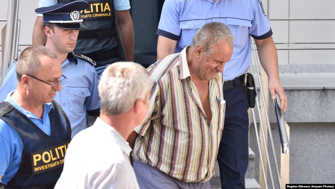 Percheziția la casa și curtea suspectului se reia abia după ce presupusul criminal se întoarce de la expertiza psihiatrică din București