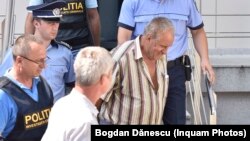 Percheziția la casa și curtea suspectului se reia abia după ce presupusul criminal se întoarce de la expertiza psihiatrică din București