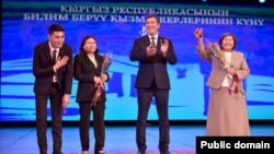 Мэр Айбек Жунушалиев жеңүүчү мугалимдер менен. 3-октябрь, 2026-жыл.