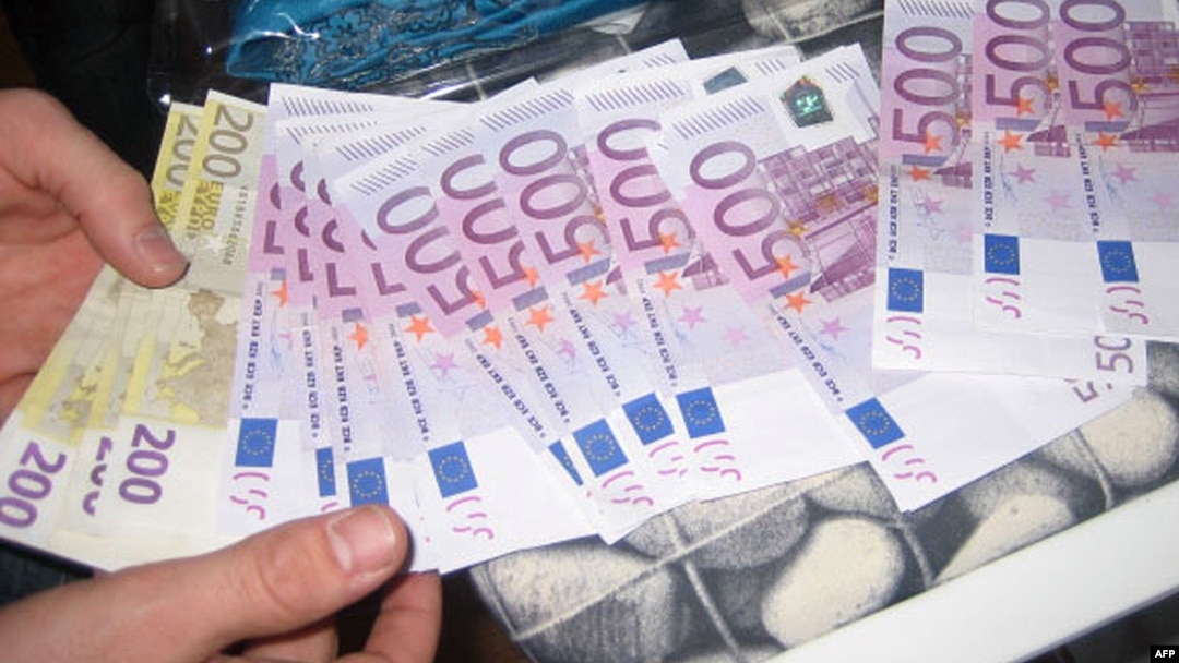 Bancnote de 500 și de 200 de euro confiscate de polițiștii spanioli de la mafia georgiană (imagine de arhivă).