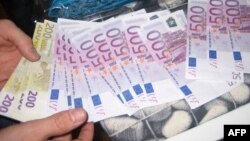 Bancnote de 500 și de 200 de euro confiscate de polițiștii spanioli de la mafia georgiană (imagine de arhivă).