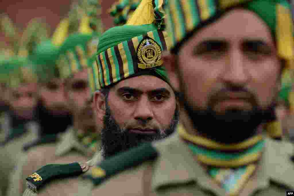 Paradă militară la Srinagar, regiunea Kashmir, de Ziua independenţei Indiei, 15 august 2013