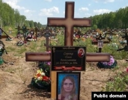 Крест на могиле с головой Ольги Сороки