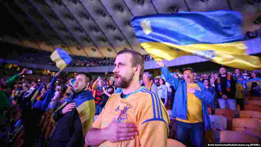 Тисячі вболівальників співають гімн України (без музичного супроводу)