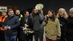 Doroteja Antić (treća s leve strane) i Branislav Đorđević (četvrti s leve strane) tokom jednog od prvih protesta zbog pada nadstrešnice i pogibije 16 ljudi, Novi Sad, 9. novembar 2025.