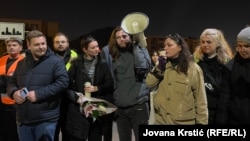 Doroteja Antić (treća s leve strane) i Branislav Đorđević (četvrti s leve strane) tokom jednog od prvih protesta zbog pada nadstrešnice i pogibije 16 ljudi, Novi Sad, 9. novembar 2025.