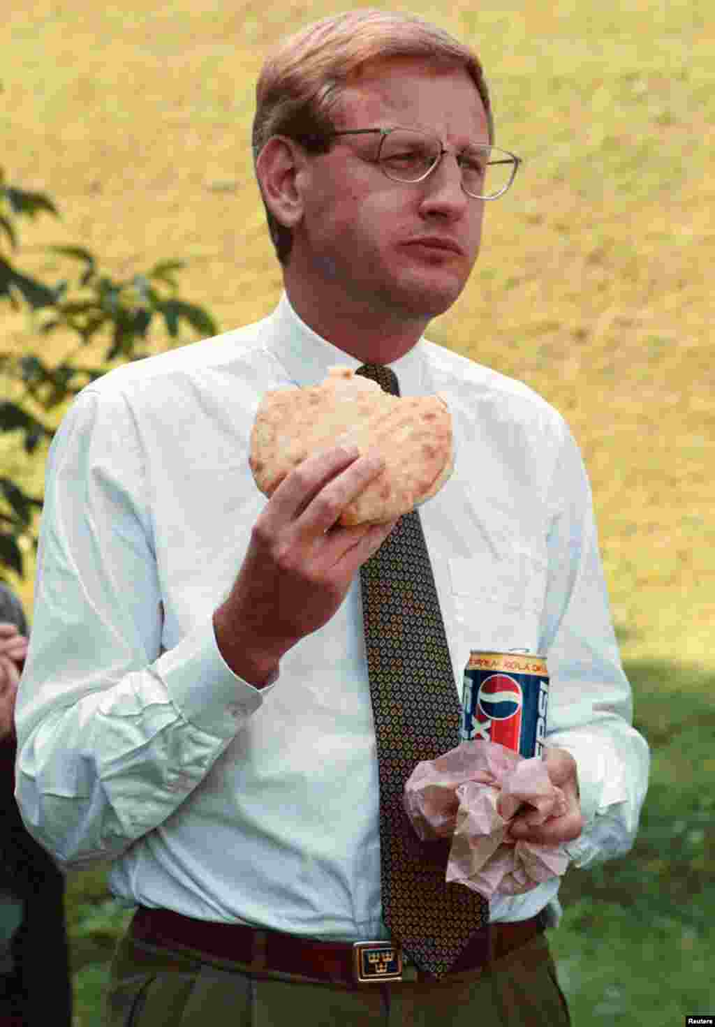 Carl Bildt, međunarodni koordinator na prvim izborima u BiH, tokom pauze za ručak u Cazinu, sjeverozapadna Bosna, 23. 8. 1996.