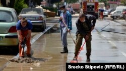 Čišćenje ulica nakon poplave u Doboju