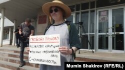 Moskwa. Iwan Golunow sud öňüne çykarylmazdan öň sud binasynyň öňünde protestini bildirýän raýat.