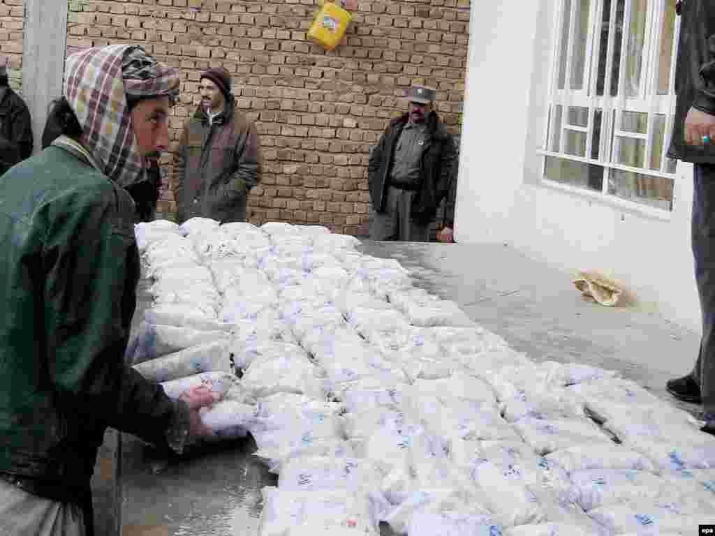Изъятие героина в Герате, Афганистан
