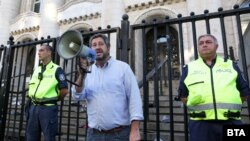 Христо Иванов по време на протеста пред Съдебната палата