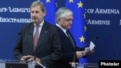 Armenia - Armenian Foreign Minister Edward Nalbandian (E) and EU Commissioner Johannes Hahn arrive for a news conference in Yerevan, 2Oct2017. 