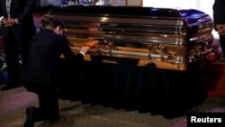 Sicriul lui George Floyd în timpul slujbei religioase funerare