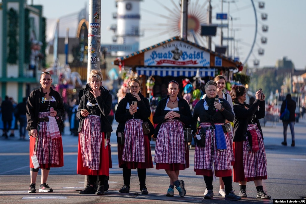 Kamarieret e veshura me kostume tradicionale duke pritur hapjen e portave, para fillimit të festivalit.