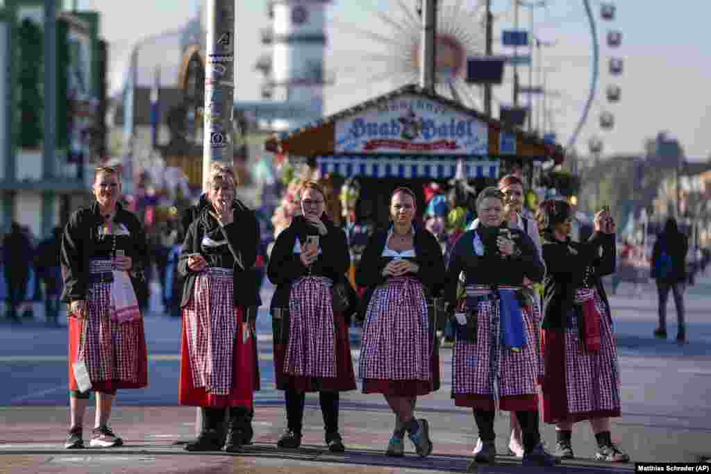 Kamarieret e veshura me kostume tradicionale duke pritur hapjen e portave, para fillimit të festivalit.