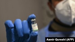 Илустрација - Доктор држи доза од вакцината против ковид-19 на кинескиот производител „Синофарм'