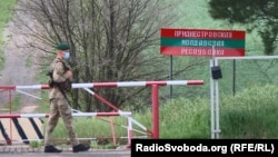Un panou cu inscripția „republica moldovenească nistreană” la frontiera R. Moldova cu Ucraina, regiunea Odesa, mai 2021