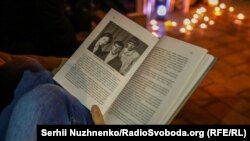 Активісти читають книгу «Справа Василя Стуса» під будівлею суду, 20 жовтня 2020 року