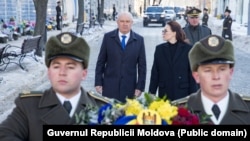 Premierul moldovean Alexandru Munteanu și omologul său ucrainean, Iulia Sviridenko, depun flori la Zidul Memoriei Apărătorilor Căzuți ai Ucrainei, la Kiev, 10 februarie 2026.