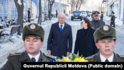 Premierul moldovean, Alexandru Munteanu, și omologul său ucrainean, Iulia Sviridenko, depun flori la Zidul Memoriei Apărătorilor Căzuți ai Ucrainei, la Kiev, 10 februarie 2026.