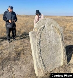 Надгробная плита на заброшенном кладбище в разрушенном селе Мечеть.