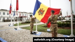 Arborarea Drapelului de Stat al Republicii Moldova la baza militară „Camp Butmir” din Sarajevo.