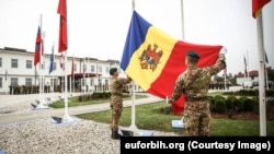 Militari moldoveni din trupele de menținere a păcii, arborând drapelul național la baza militară „Camp Butmir” din Sarajevo, pe 7 octombrie 2024.