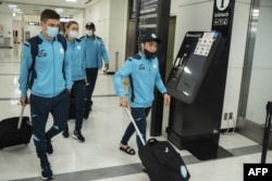 Члены казахстанской делегации прибывают на Олимпийские игры 2020 года в Токио в международный аэропорт Нарита в Нарите, префектура Чиба, 17 июля 2021 года