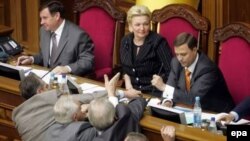 Как и в предыдущие дни, сегодня оппозиция в парламенте не допускает персонал к системе электронного голосования, блокирует в зале пленарных заседаний президиум, трибуну и правительственную ложу