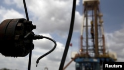 Nafta pikon nga një valvul në një pus nafte të operuar nga kompania shtetërore e naftës e Venezuelës, PDVSA, në brezin e pasur me naftë të Orinocos, në shtetin e Monagas, Venezuelë. (Fotografi nga arkivi)