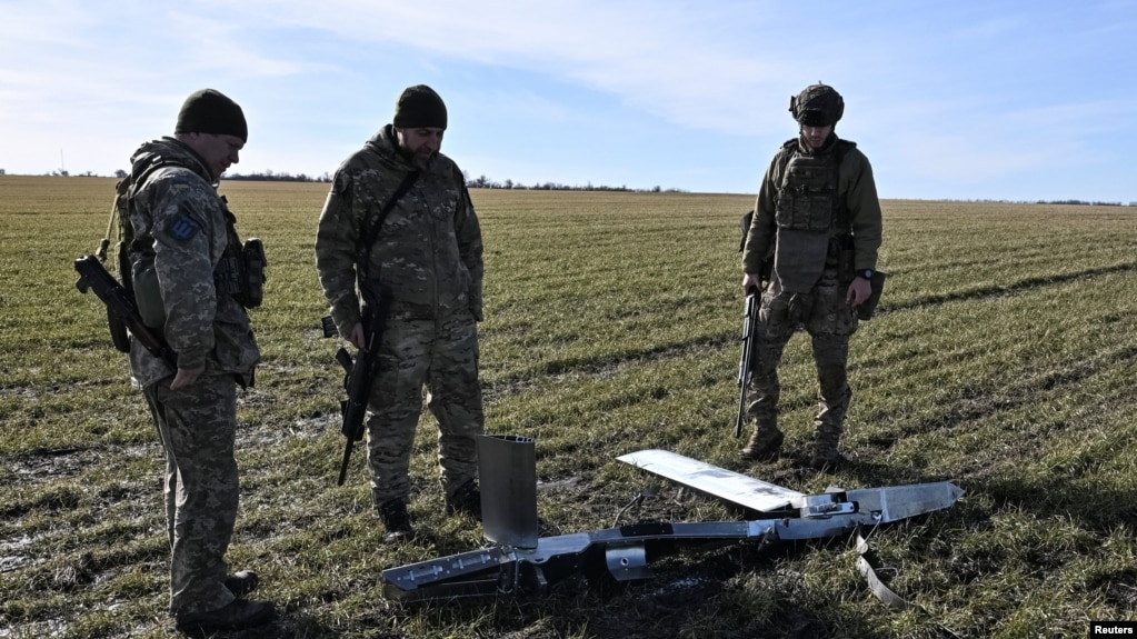 Українські військові оглядають модуль планування та корекції для російського КАБа, Запорізька область, 22 лютого 2026 року