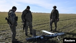 Українські військові оглядають модуль планування та корекції для російського КАБа, Запорізька область, 22 лютого 2026 року