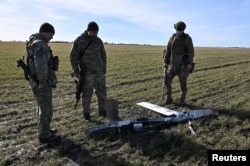 Українські військові оглядають модуль планування та корекції для російського КАБу, Запорізька область, 22 лютого 2026 року