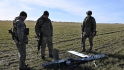 Українські військовослужбовці розглядають модуль планування та корекції для російської авіаційної бомби-планера під Запоріжжям. 2026 рік